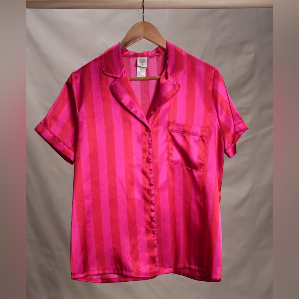 In Bloom Fuchsia Striped Silky satin top EUC